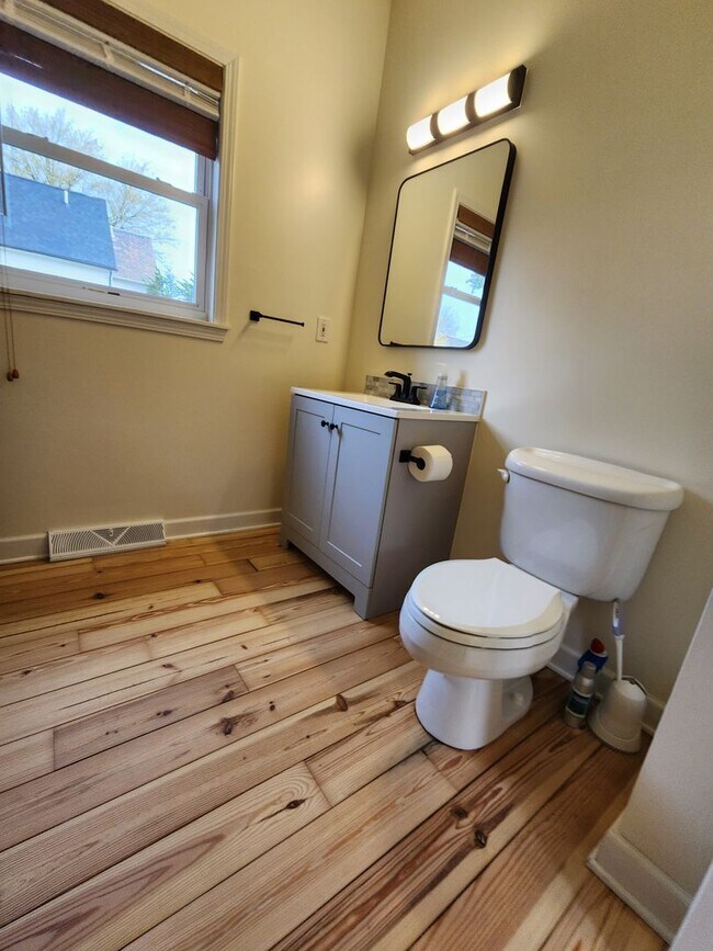 Building Photo - Gorgeous Home For Rent in Ohio City! 2 Master Suites!