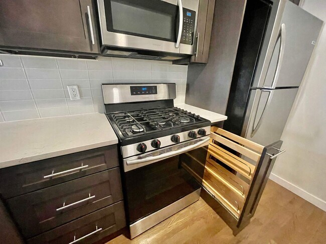 Building Photo - 347 7th St