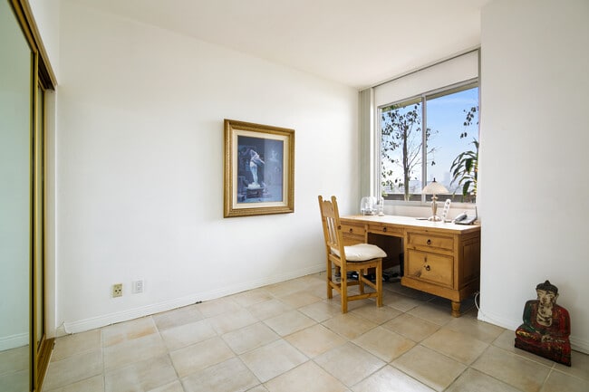 Building Photo - 321 S San Vicente Blvd