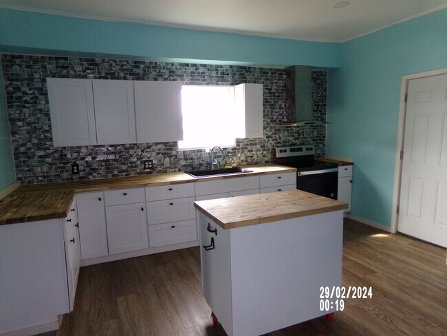 Building Photo - 4bd 1ba Home
