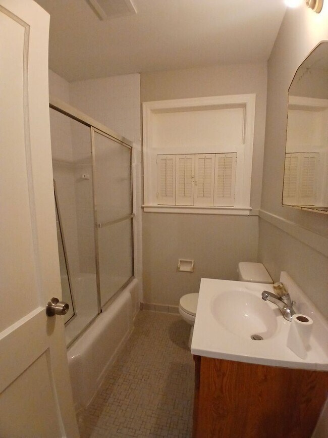 Building Photo - Spacious 3 Bedroom 2 Bath
