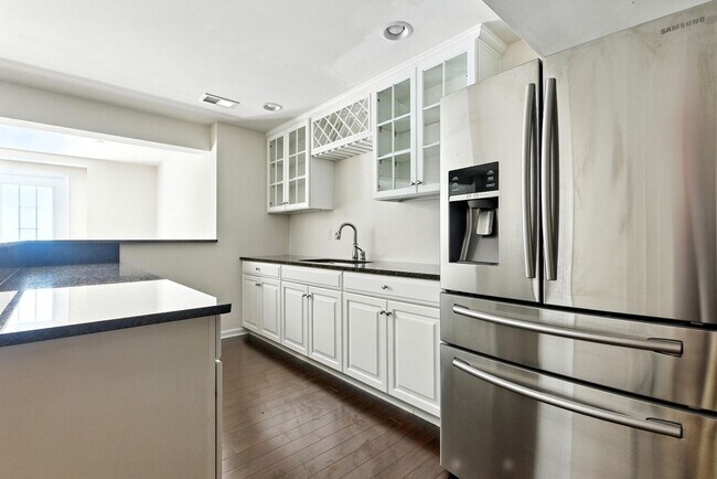 Building Photo - 8120 Fairmont Dr