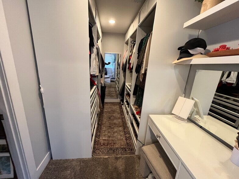 Master closet - 2627 Campbell St