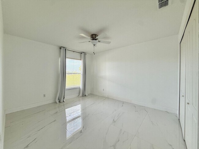 Building Photo - 11400 Lovers Ln