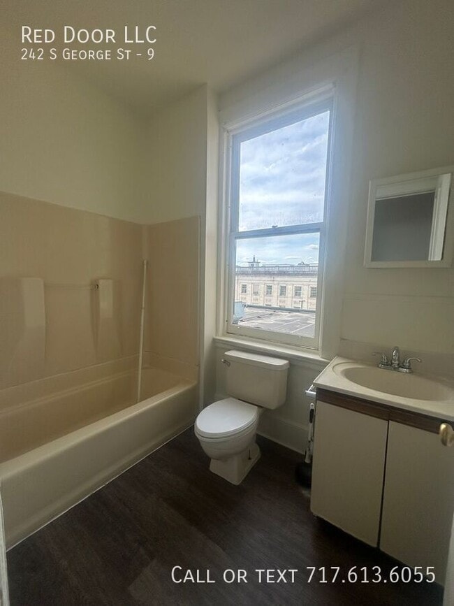 Building Photo - 242 S George St