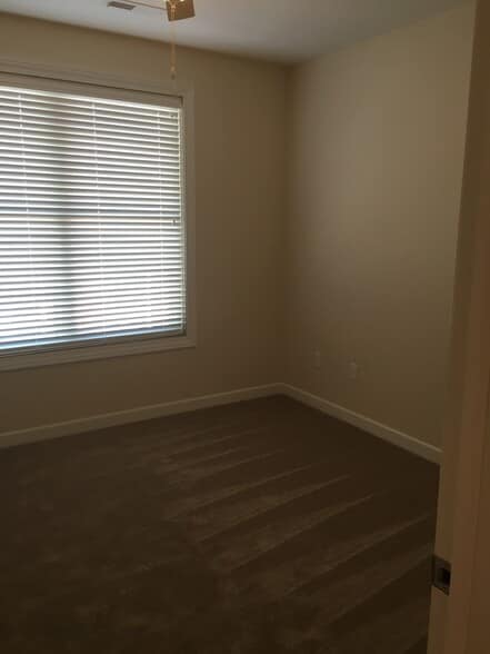 Large bedroom - 2500 Muscatine Ave