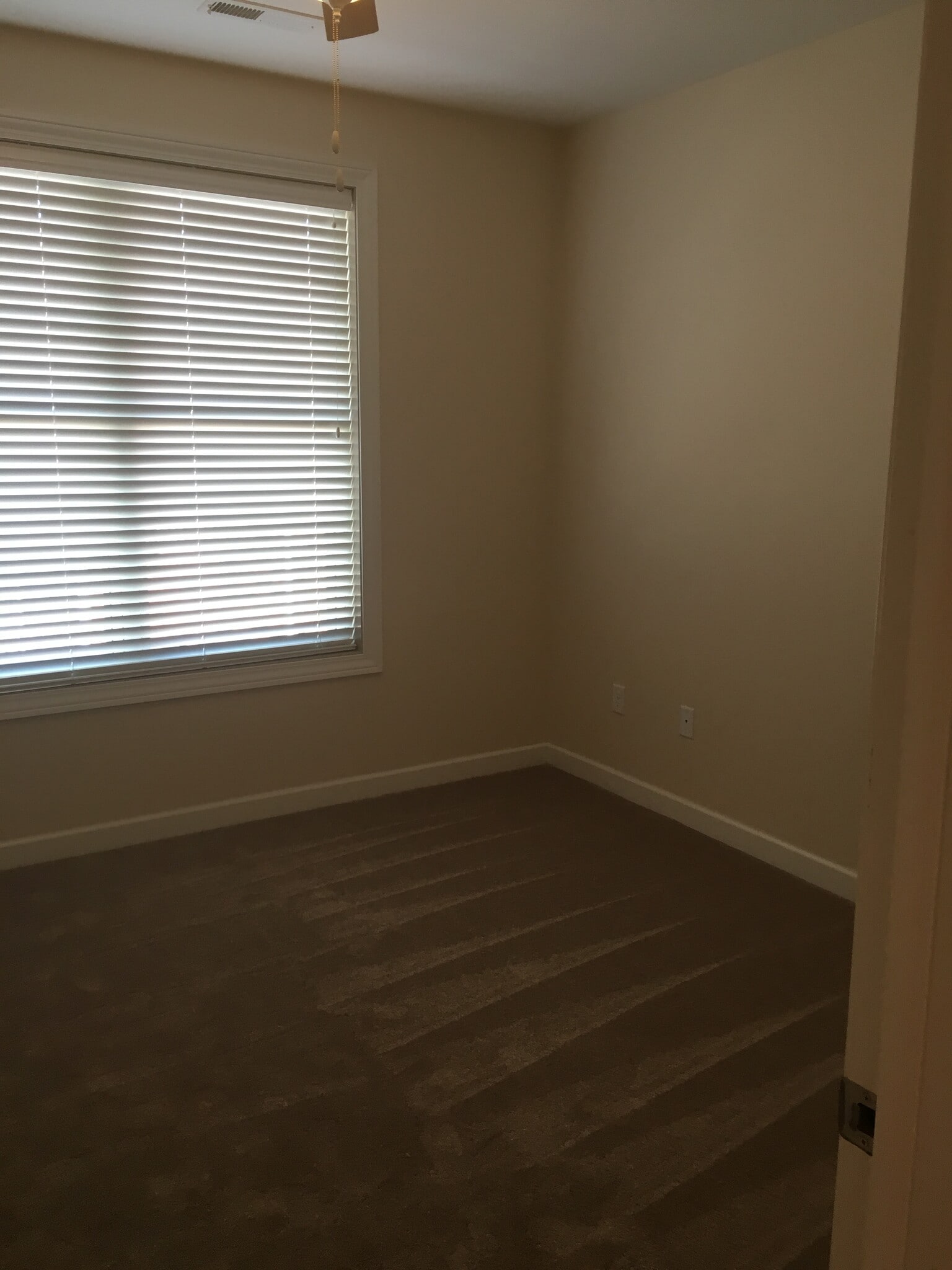 Large bedroom - 2500 Muscatine Ave