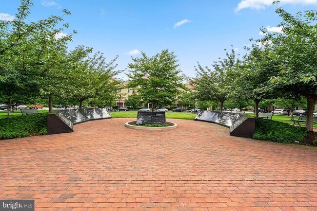 Building Photo - 621 Bluemont Ave