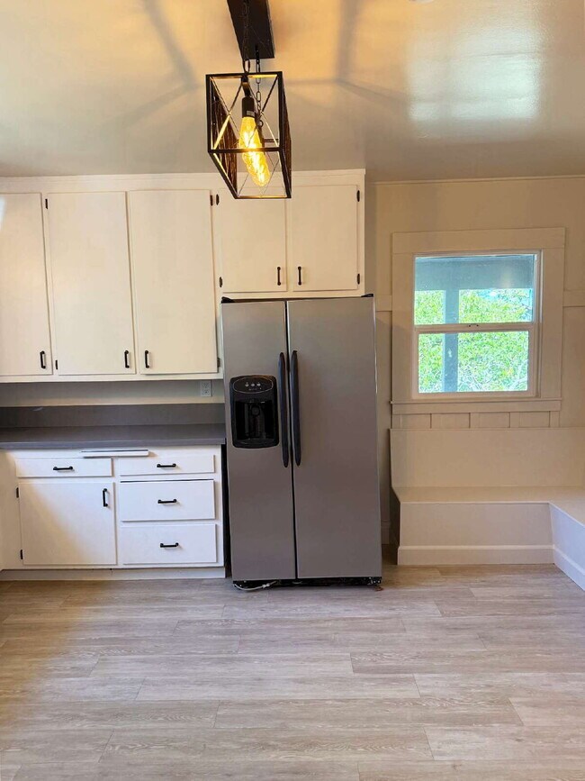 Building Photo - Spacious Two-Story Ranch Home Near Sonoma