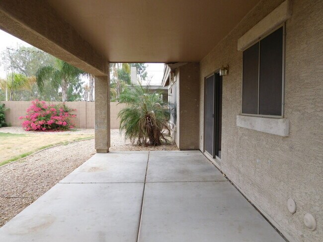 Building Photo - Huge 2700 SFT, Golf-view Community in Villages at Queen Creek!
