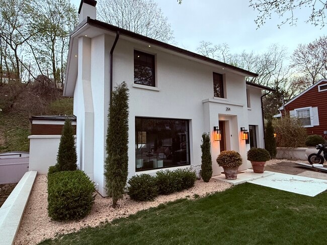 Building Photo - 204 Datura Dr