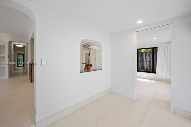 Building Photo - 1201 NE 178th St