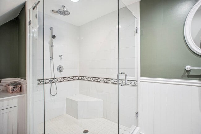 Building Photo - Stunning and Spacious Single Family Home S...
