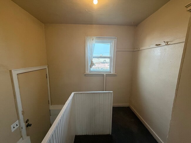 Building Photo - Pet Friendly, One Car Detached Garage, Own...
