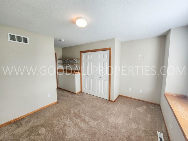 Building Photo - 2 Bedroom 2.5 Bath Townhome In West Des Mo...