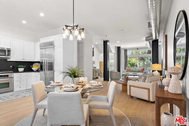 Building Photo - 5350 Playa Vista Dr