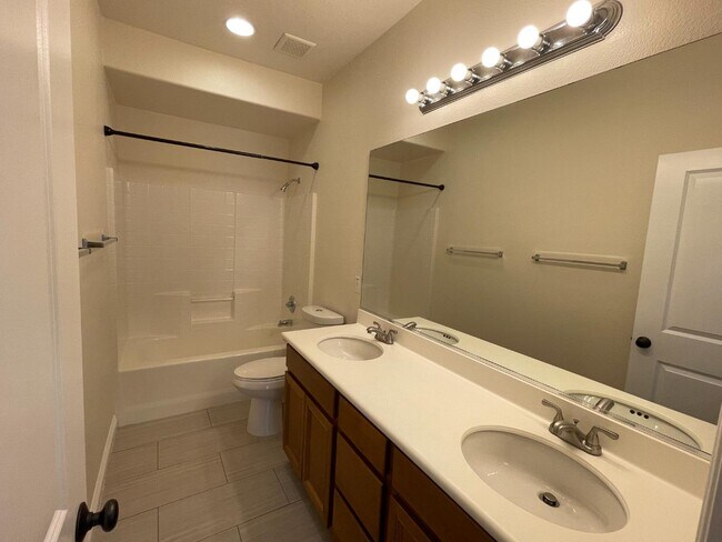 Building Photo - 2208 Pasadena Ct