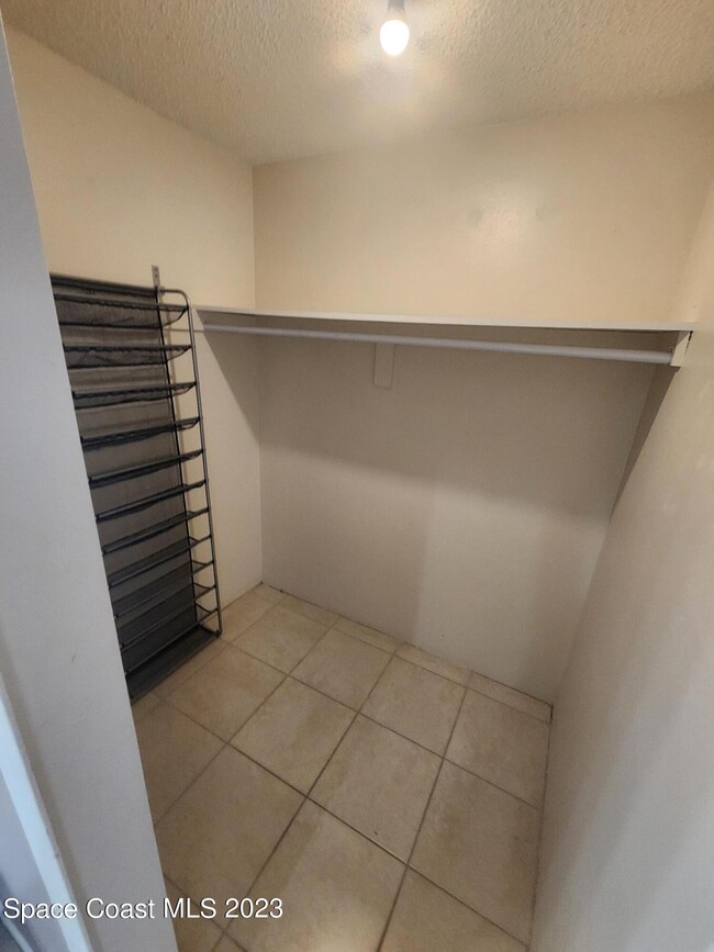Building Photo - 230 Applewood Cir