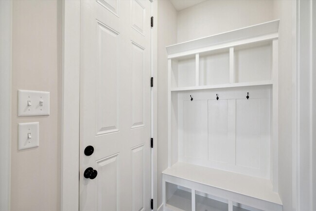 Building Photo - 512 Mount Ivy Dr