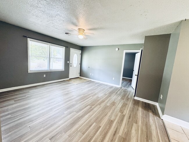 Building Photo - 3582 Greenwood Dr