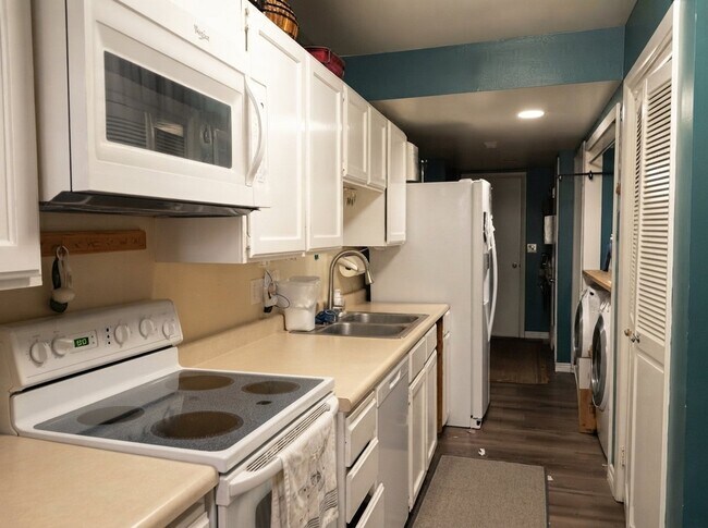 Building Photo - 3211 N Shadowbrook Cir