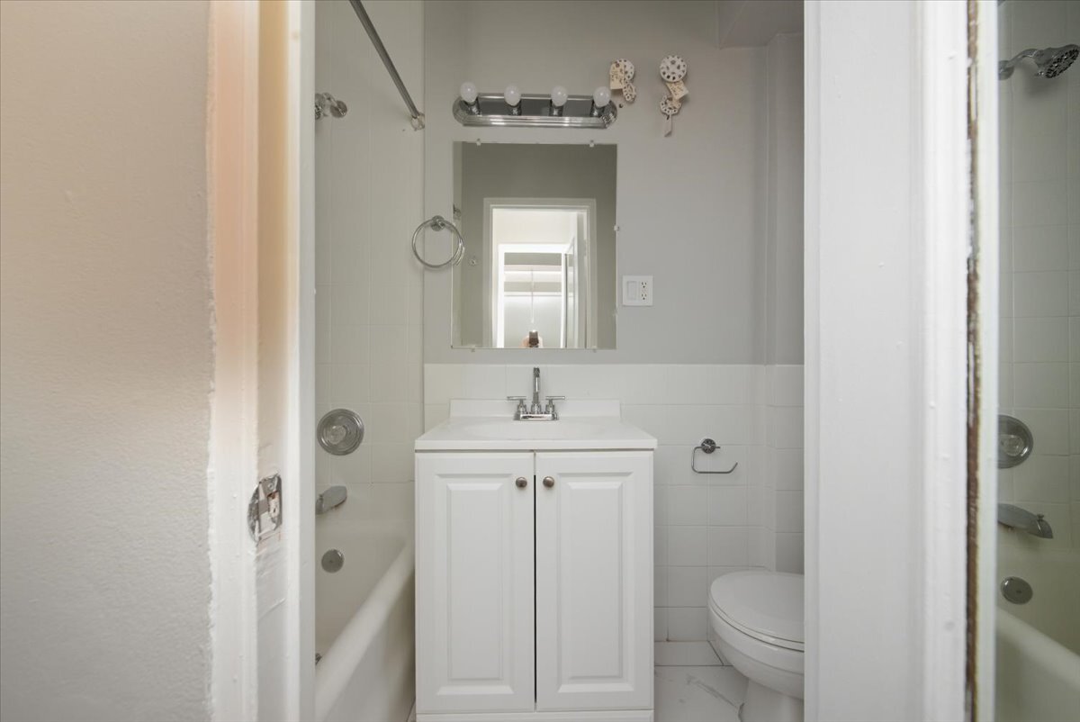 Building Photo - 1140 N La Salle Dr