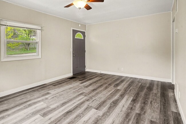 Building Photo - *Use Rently to view this unit and receive $150 off move-in* Cute Remodeled Two Bedroom 1 Bathroom...
