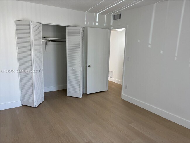 Building Photo - 10790 N Kendall Dr