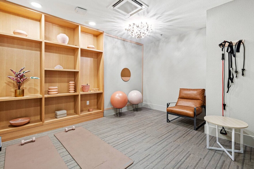 Building Photo - 596 W 9th St