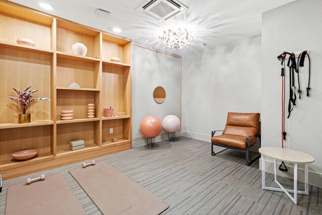 Building Photo - 596 W 9th St