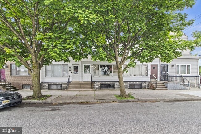 Building Photo - 1744 Johnston St