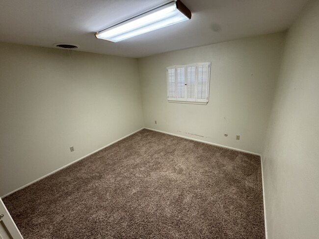 Building Photo - 2201 Barnett Dr