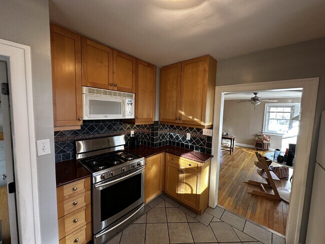 Building Photo - AVAILABLE NOW! "Charming 3-Bedroom Oasis with 2 Full Baths in the Sunset Neighborhood!"