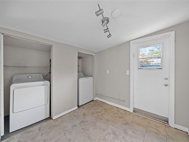 Building Photo - "Charming 3-Bed Oasis in Tampa with 2 Full Baths & 1650 Sq Ft of Comfort!"