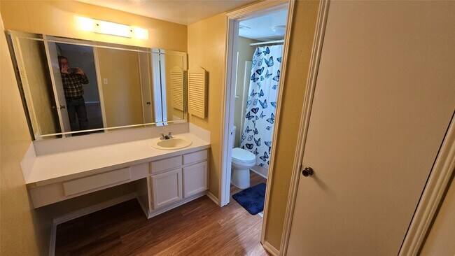 Building Photo - 135 April Point Dr N