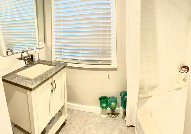 Building Photo - 7236 Oakdale Ave