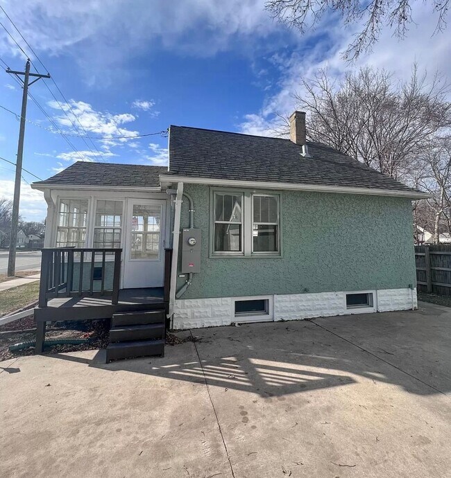 Building Photo - 617 12th St SE