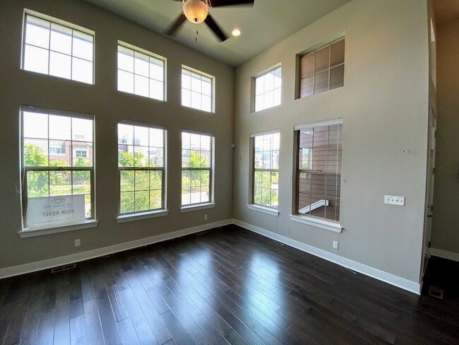 Building Photo - 5447 Valentia St