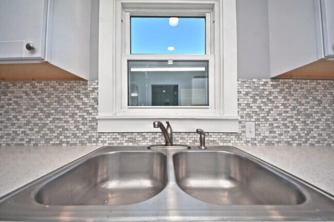 Building Photo - 3834 Rosedale St