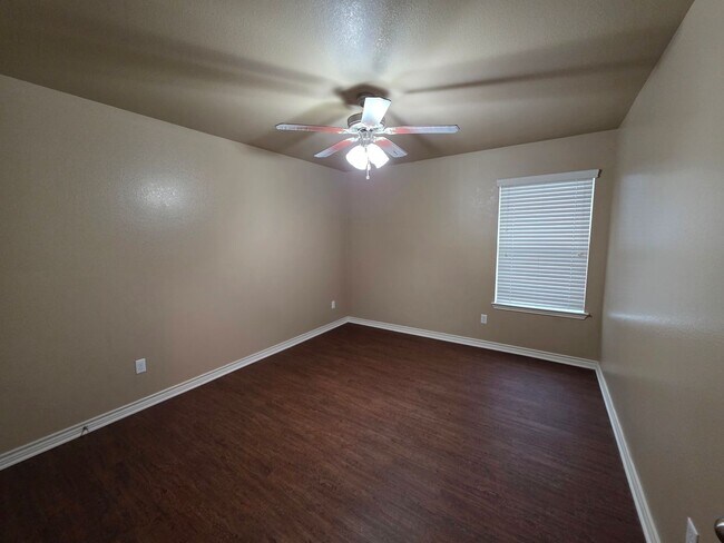 Building Photo - Beautiful 3 Bed, 2 Bath Duplex in Clear Creek Area - Viewable Now