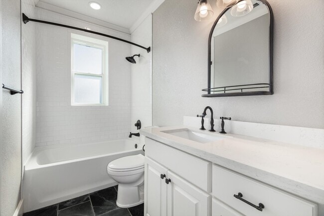 Building Photo - 405 24th St