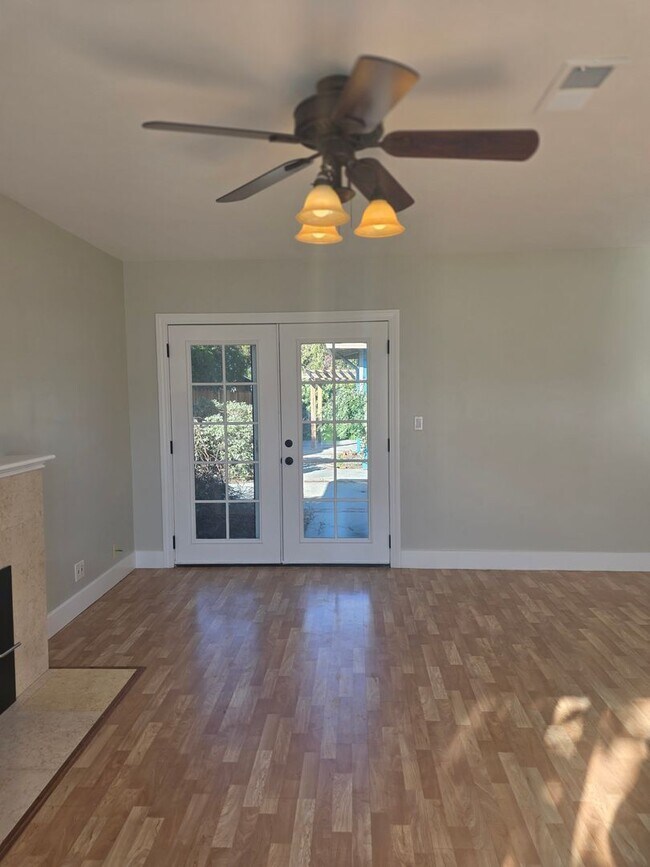 Building Photo - West Side Petaluma Gem- Beautiful 3 bedroom 2 bathroom