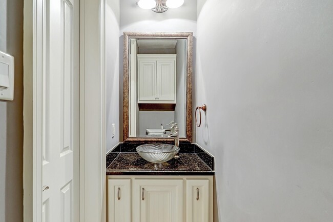 Building Photo - 1302 W 21st St