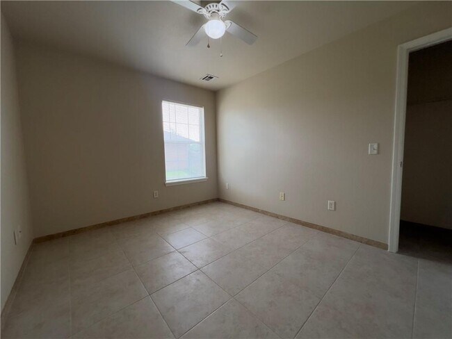 Building Photo - 861 Sunflower St