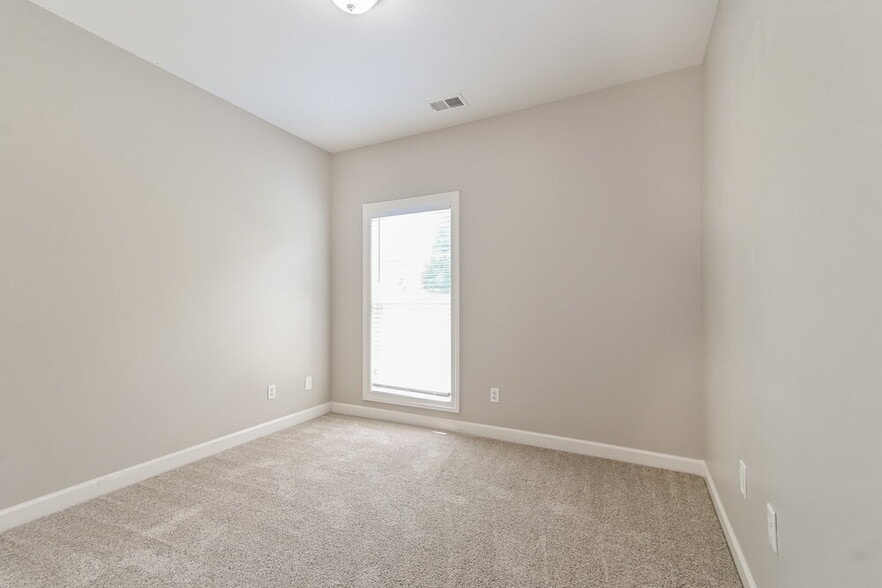 Building Photo - 3373 Champion Hills Dr