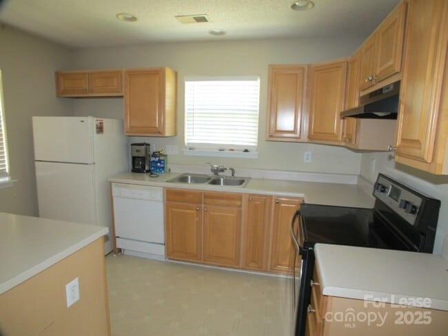 Building Photo - 10116 Forest Landing Dr