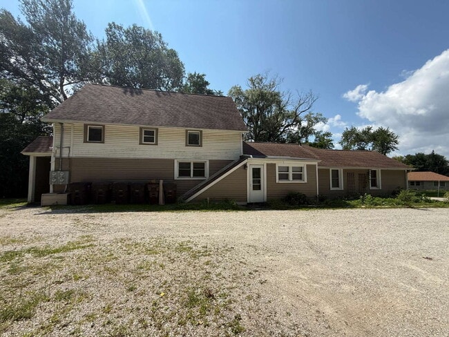 Building Photo - Spacious Upper, 1 bedroom, 1 bath, with bonus room
