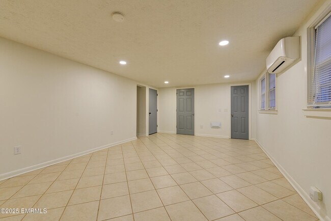 Building Photo - 1390 N Hills St