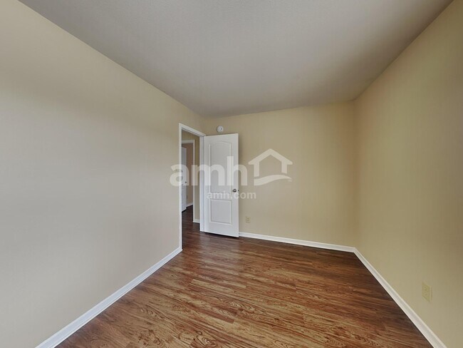 Building Photo - 467 Sedgewick Dr