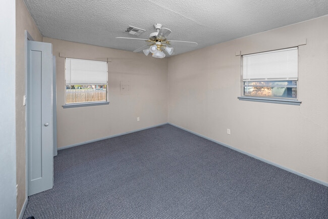 Building Photo - 4213 SW Summit Ave